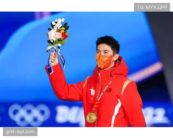 武大靖赛场上冷静无比，下了冰场居然喝奶茶喝到停不下来？